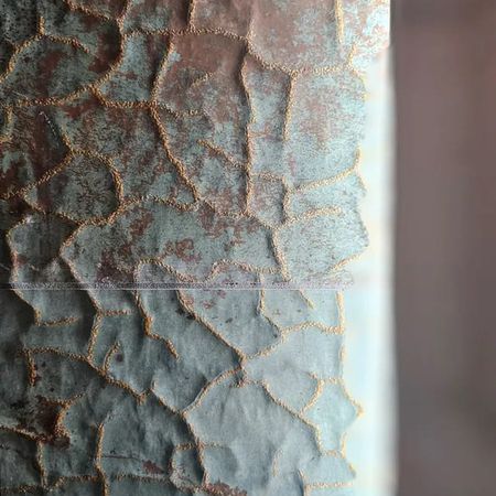 Nahaufnahme einer Oberfläche mit blasenartiger, abblätternder blauer Farbe auf Metall