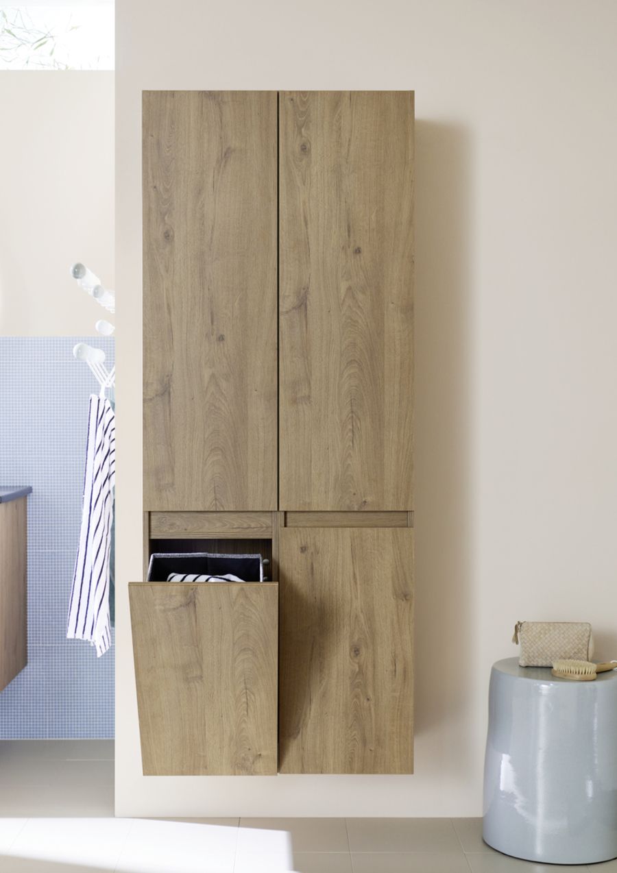 Hängeschrank aus Holz mit vier Türen, eine Tür unten links ist geöffnet und zeigt Handtücher im Inneren